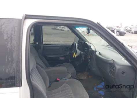 2000 Chevrolet S-10 Ls из США, поврежденный, VIN 1GCCS1951Y8238822